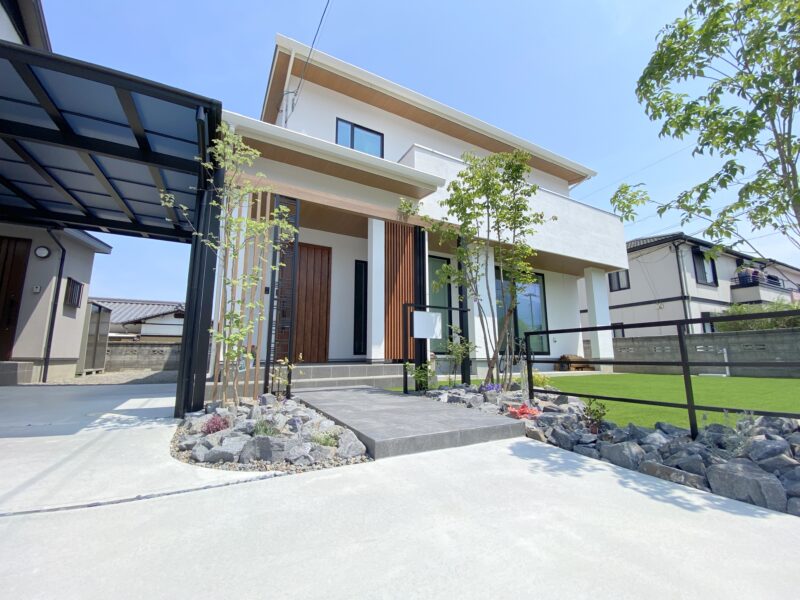 Gフレームでデザインされたお洒落なエントランス/愛媛県 新居浜市 外構 エクステリア工事